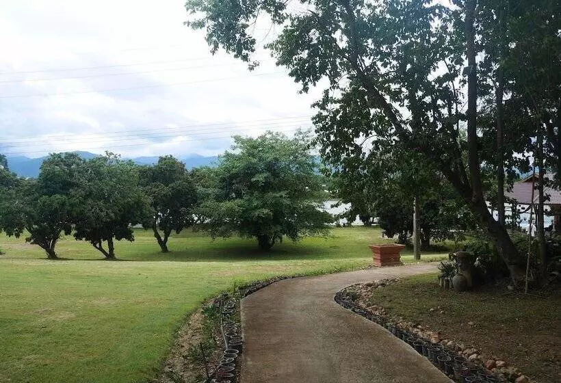 Hotelli Doi Inthanon Riverside Resort