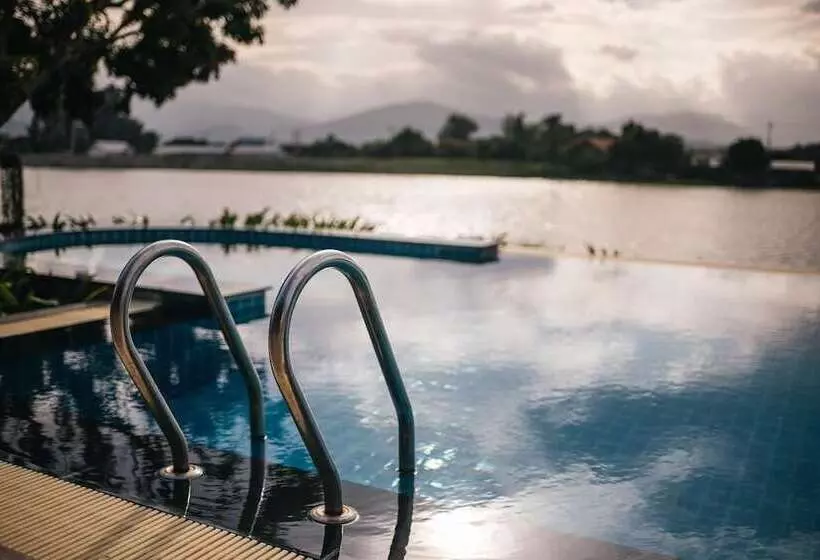 Hotelli Doi Inthanon Riverside Resort