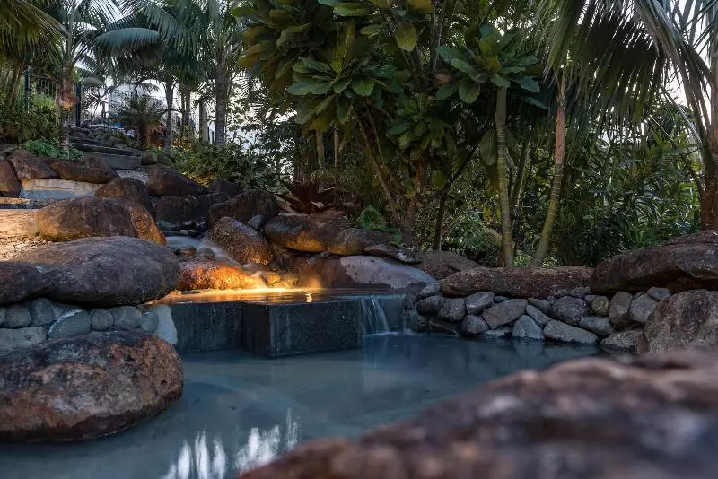 Hotelli Golden Sand Beachfront Accommodation