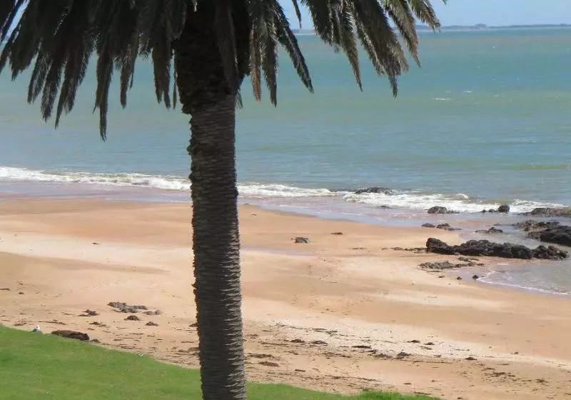 Hotelli Golden Sand Beachfront Accommodation