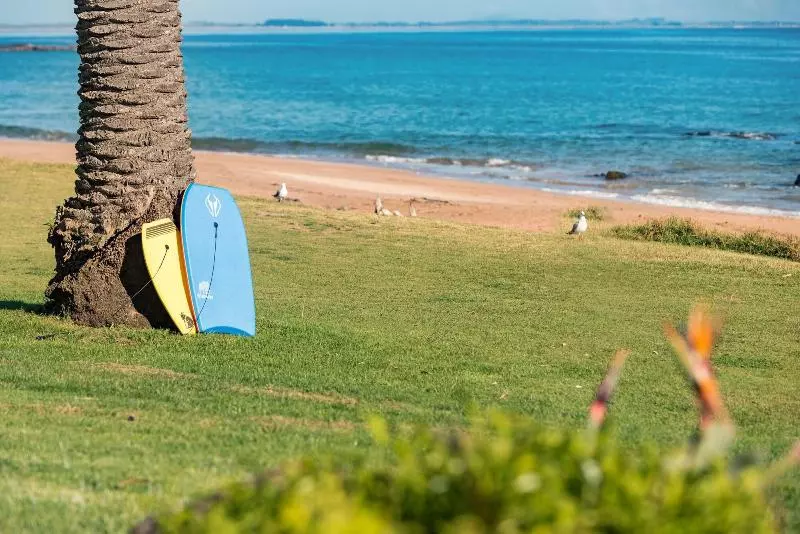 Hotelli Golden Sand Beachfront Accommodation