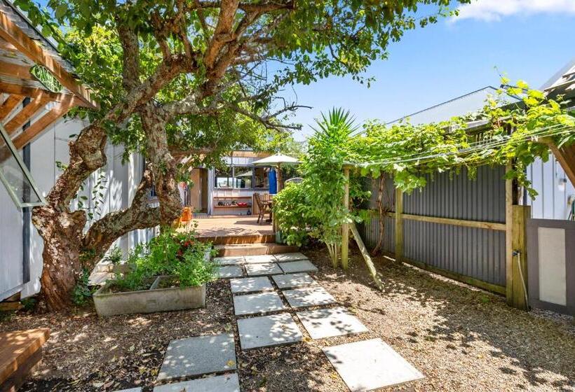 Отель Raglan Backpackers