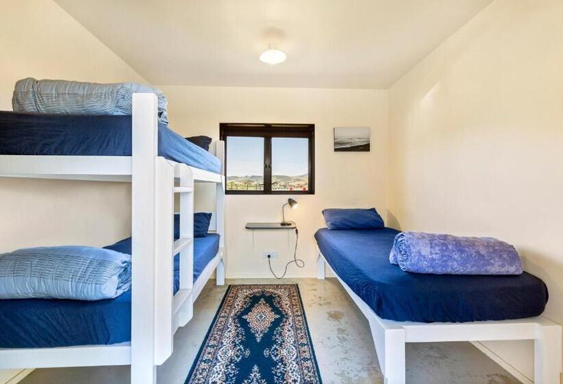 Отель Raglan Backpackers