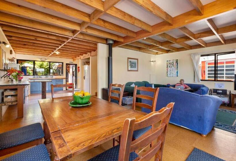 Отель Raglan Backpackers