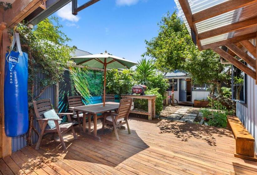 Отель Raglan Backpackers