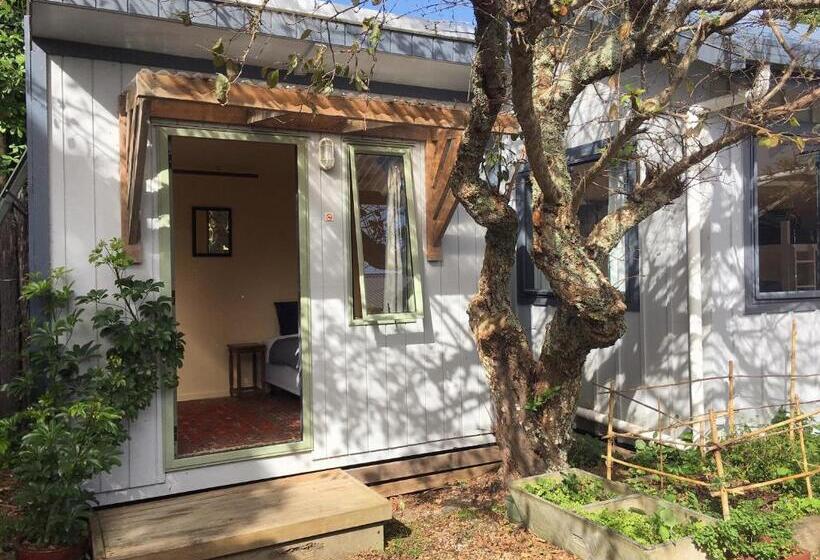 Отель Raglan Backpackers