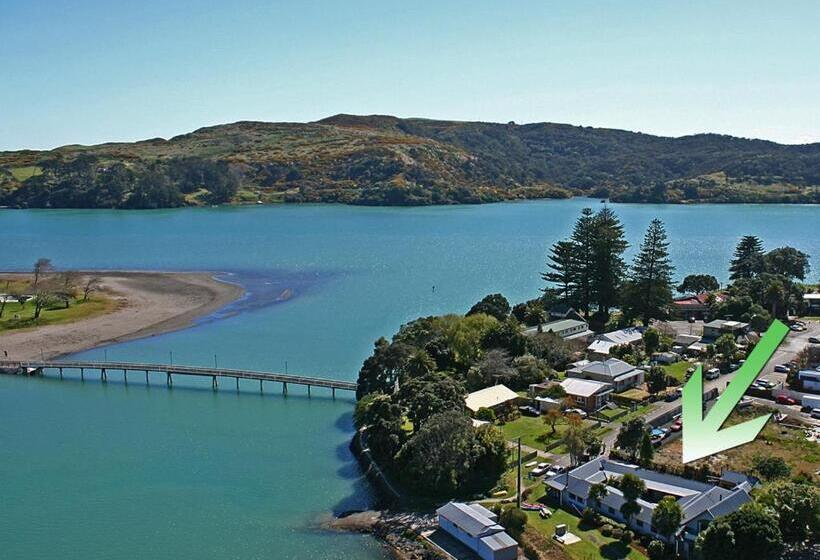 Отель Raglan Backpackers