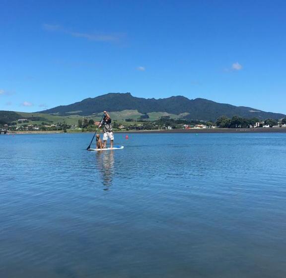 Отель Raglan Backpackers