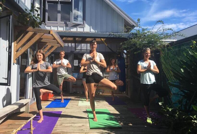 Отель Raglan Backpackers