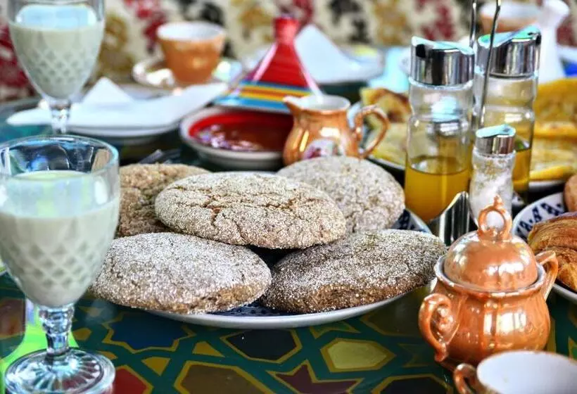 هتل Riad Razoli Sidi Daoui