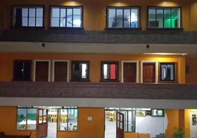 Hotelli Shalom Guest House And Resto Bar