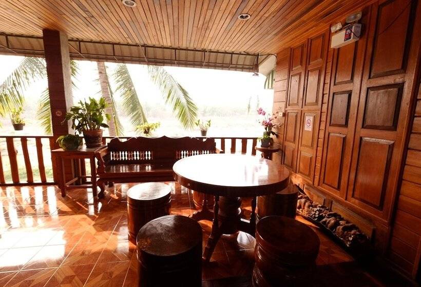 Отель The Good View Guesthouse