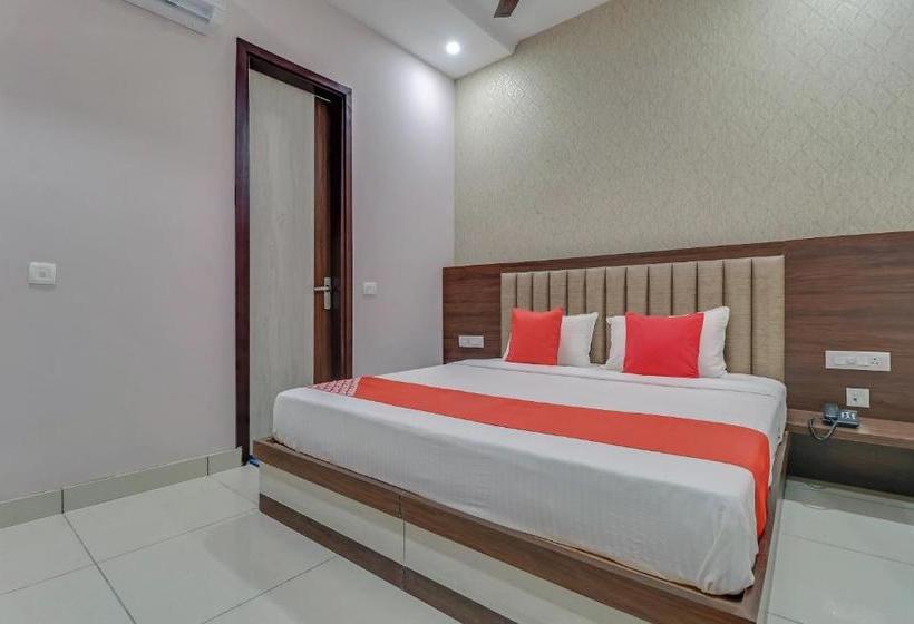 فندق Oyo 77825  Skyla