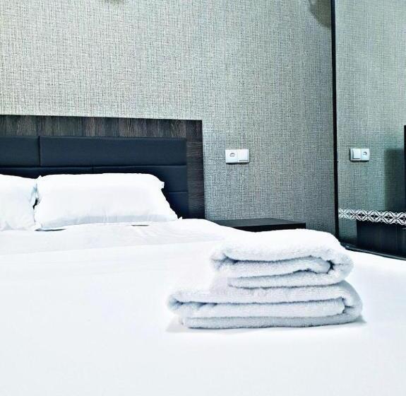 هاستل Status House