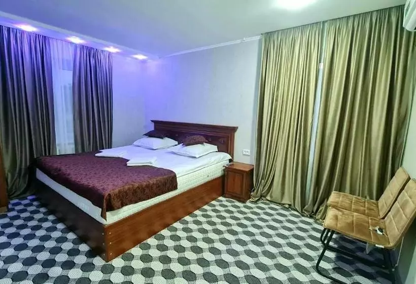 هاستل Status House