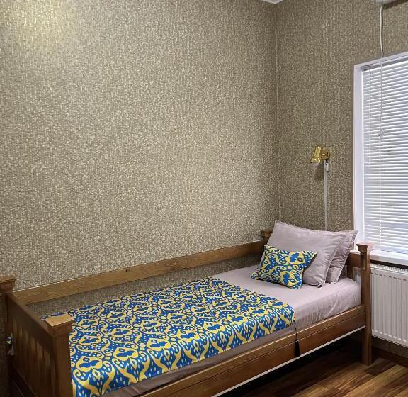 هاستل Status House