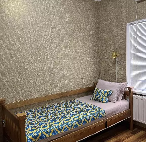 هاستل Status House