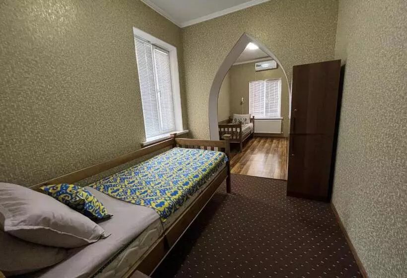 هاستل Status House