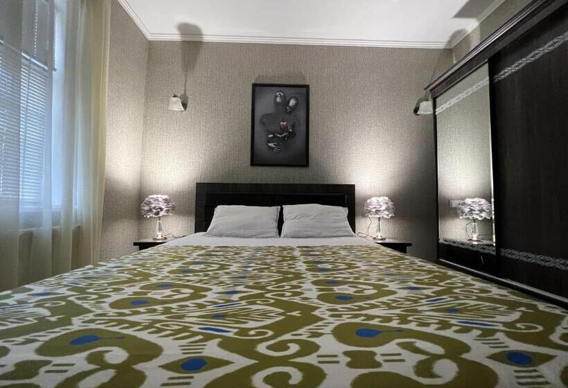 هاستل Status House