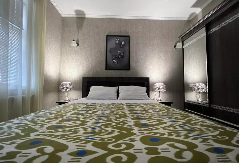 هاستل Status House