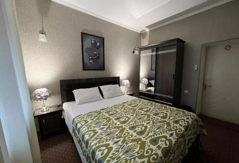 هاستل Status House