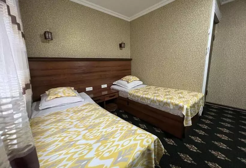 هاستل Status House