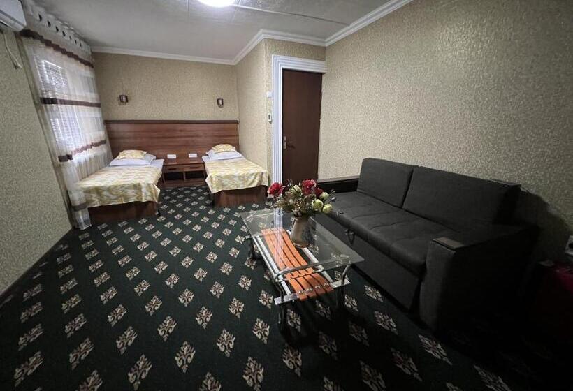 هاستل Status House