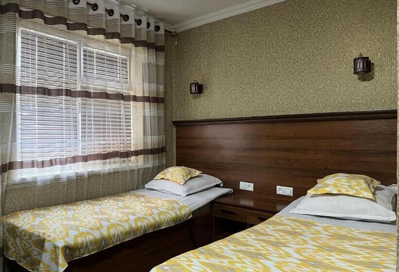 هاستل Status House