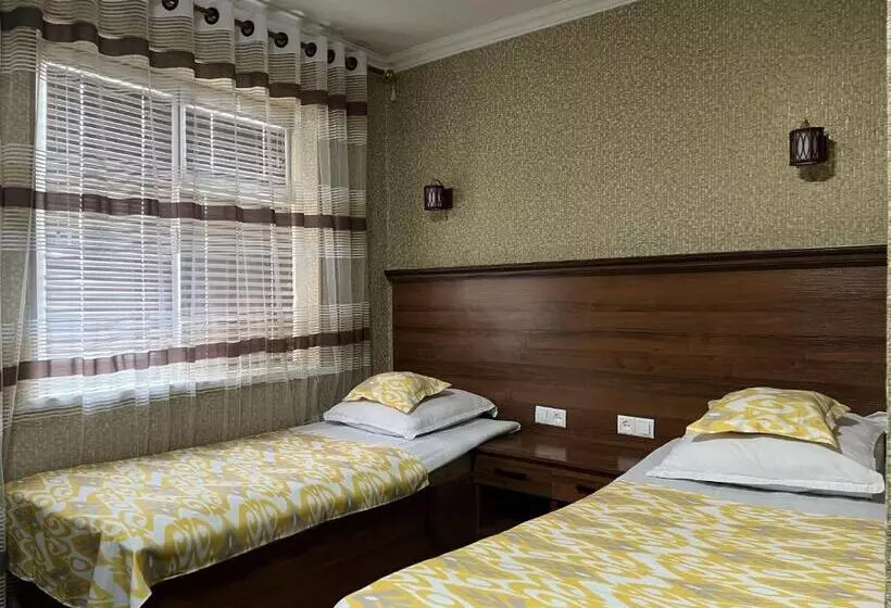 هاستل Status House