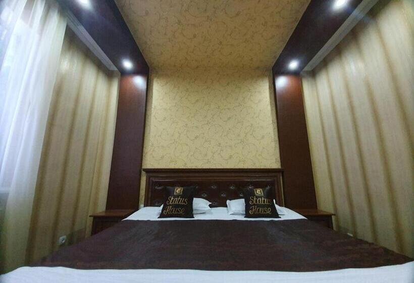 هاستل Status House