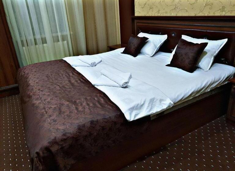 هاستل Status House