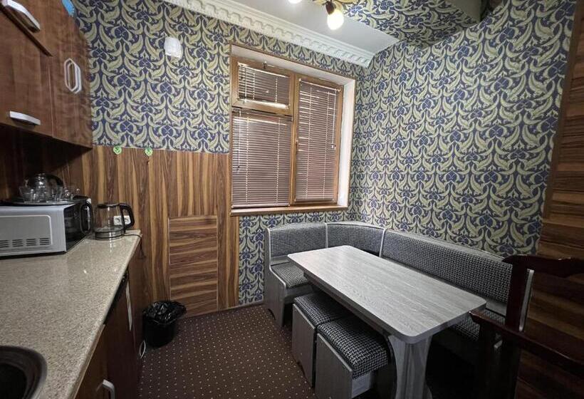 هاستل Status House