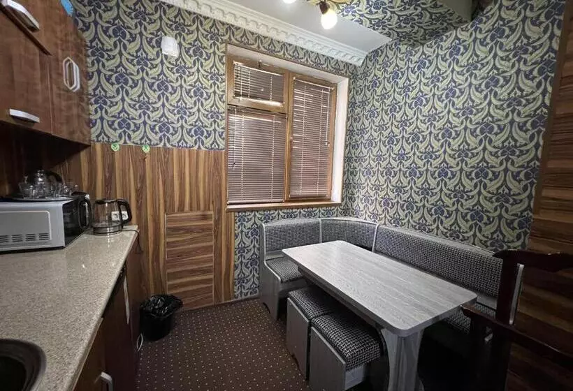 هاستل Status House