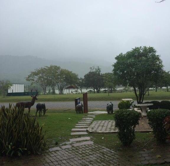 호텔 Samerdrow Khao Yai