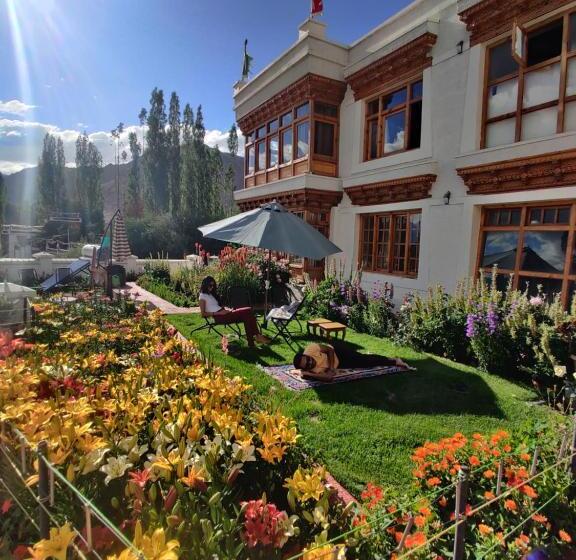 פנסיון Namra Villa