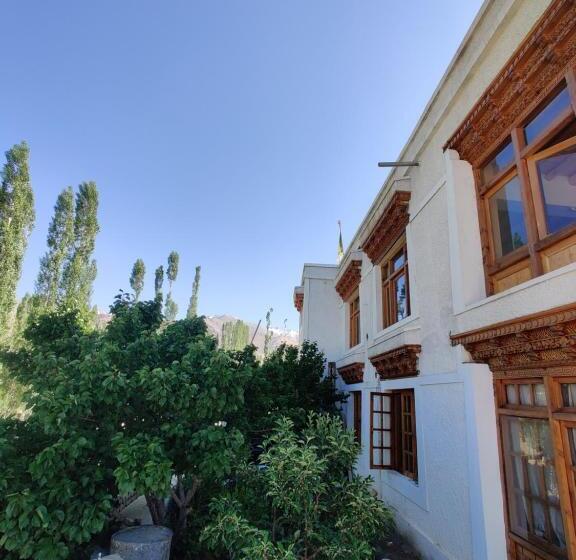 פנסיון Namra Villa