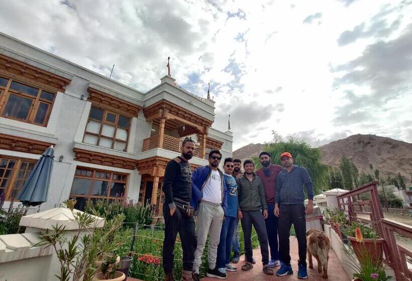 פנסיון Namra Villa