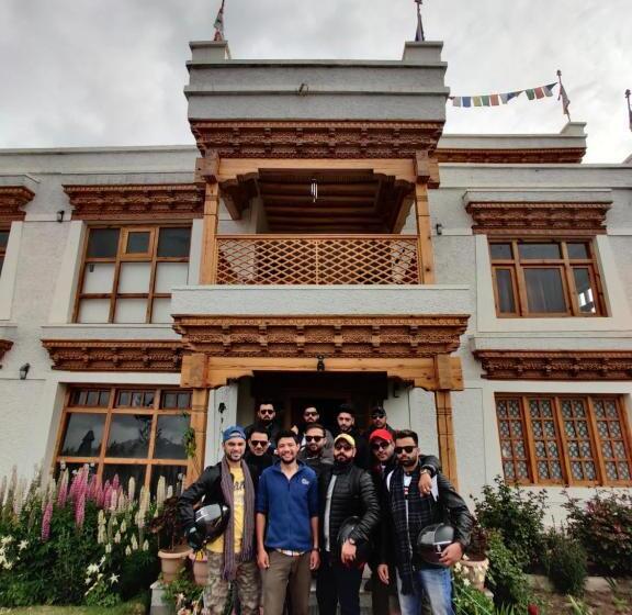 פנסיון Namra Villa