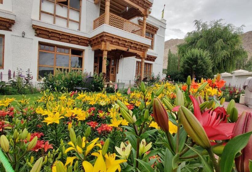 פנסיון Namra Villa