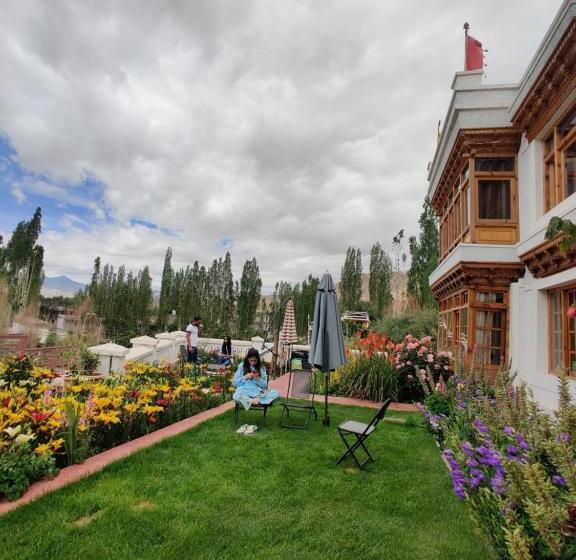 פנסיון Namra Villa