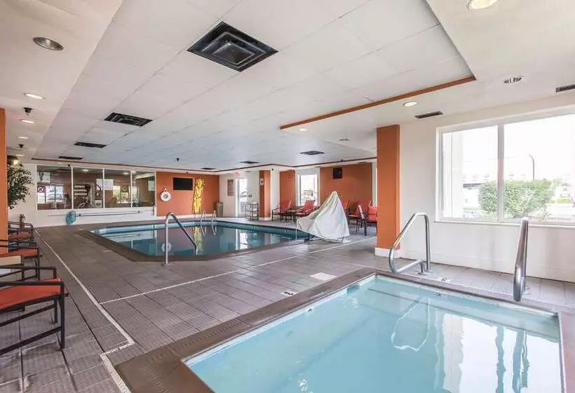 בית מלון כפרי Comfort Suites