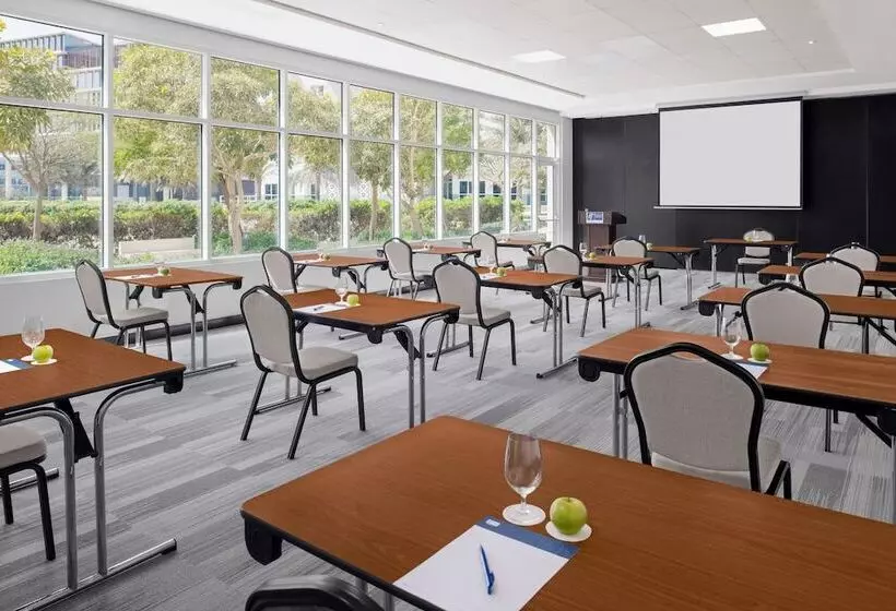 ホテル Holiday Inn Express Dubai Internet City, An Ihg
