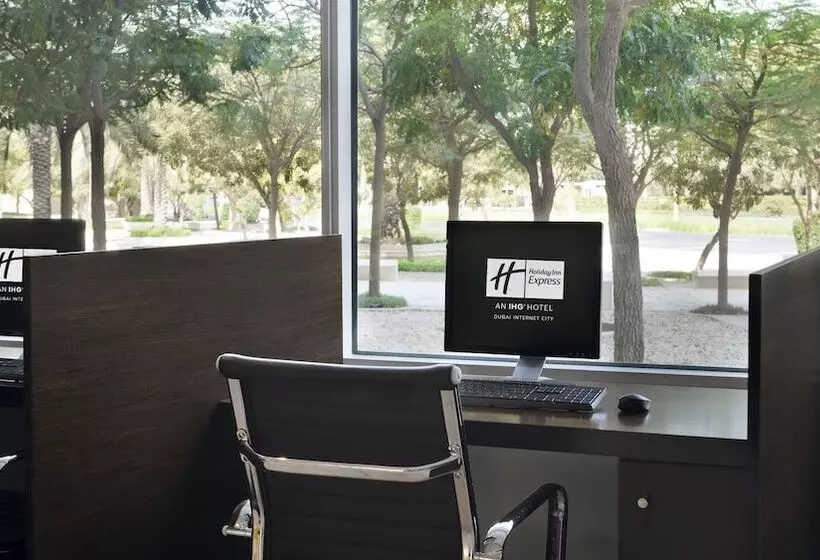 ホテル Holiday Inn Express Dubai Internet City, An Ihg