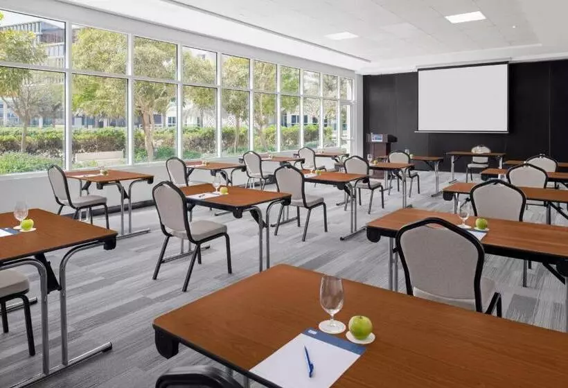 هتل Holiday Inn Express Dubai Internet City, An Ihg