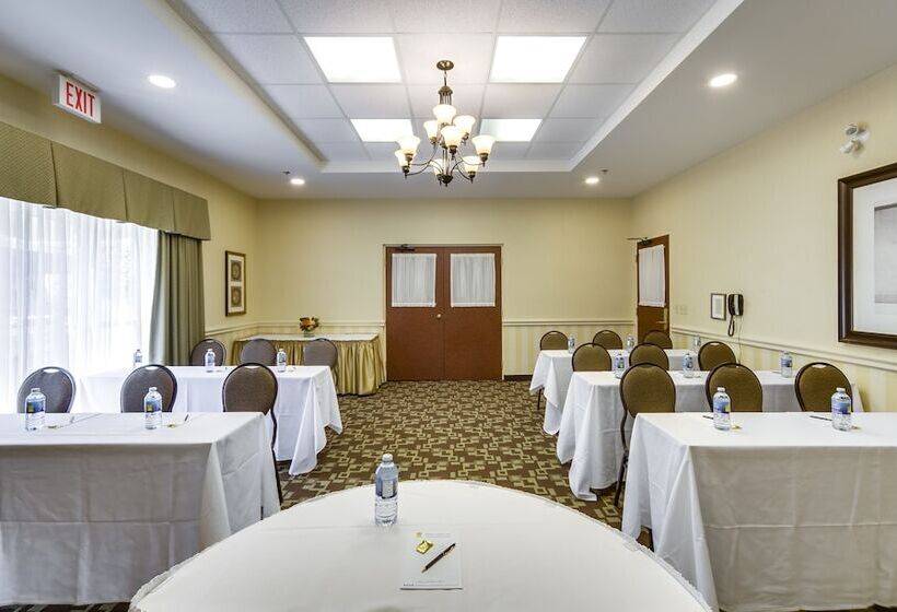 בית מלון כפרי Monte Carlo Inn Barrie   Newly Renovated