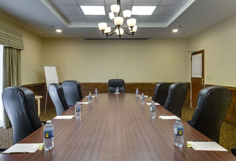 בית מלון כפרי Monte Carlo Inn Barrie   Newly Renovated