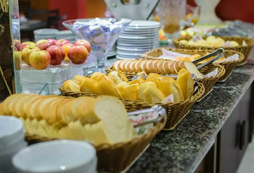 בית מלון כפרי Nacional Inn Porto Alegre   Próximo Ao Araújo Vianna E Ao Complexo Hospitalar Santa Casa