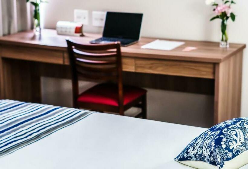 هتل Nacional Inn Porto Alegre   Próximo Ao Araújo Vianna E Ao Complexo Hospitalar Santa Casa