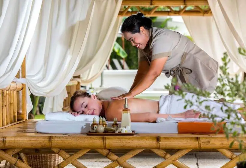 هتل Outrigger Khao Lak Beach Resort