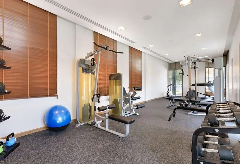 هتل Outrigger Khao Lak Beach Resort